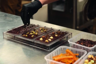 La confection d’une tablette de chocolat de A à Z