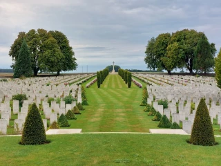 Derrière les cimetières, les hommes