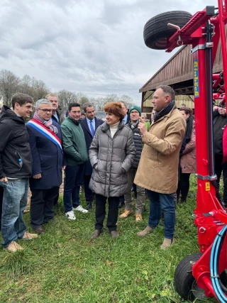 La ministre Annie Genevard en sortie terrain