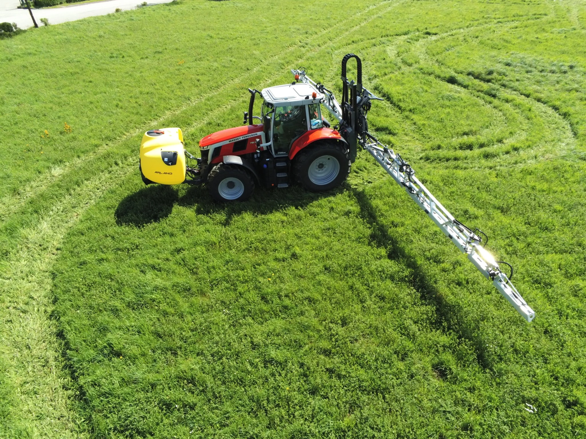 Arland // Deuxième génération du pulvérisateur Alcyon à cuve frontale et rampe arrière